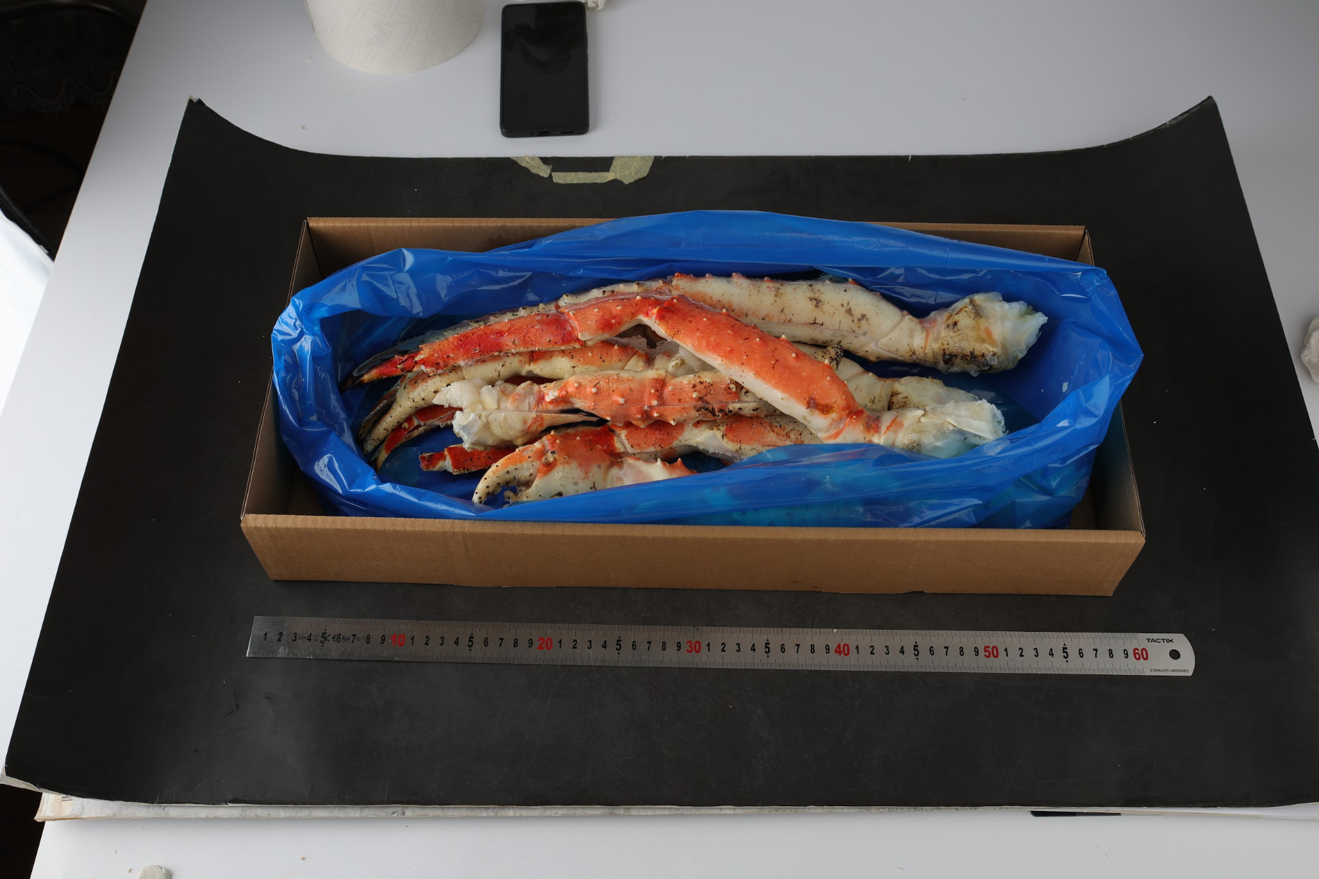 Caja abierta con patas y pinzas, 2,5 kg netos